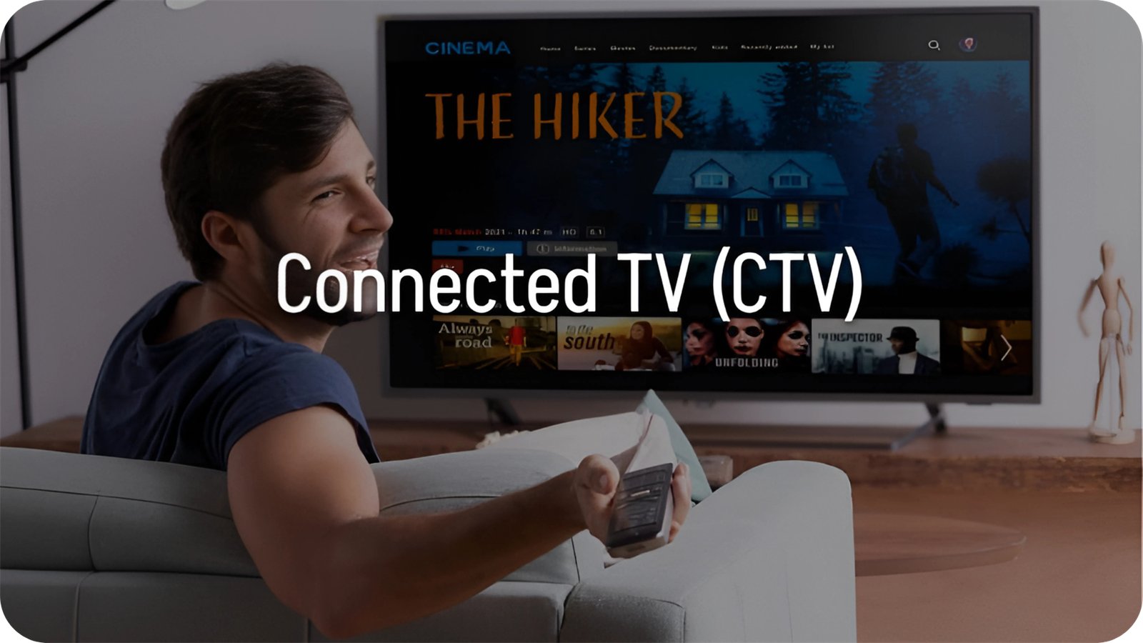 Ein Mann sitzt mit einer Fernbedienung auf einem Sofa vor einem großen Fernseher, auf dem eine Streaming-Oberfläche mit Filmtiteln läuft. Darüber die Zeile „Connected TV (CTV)“.